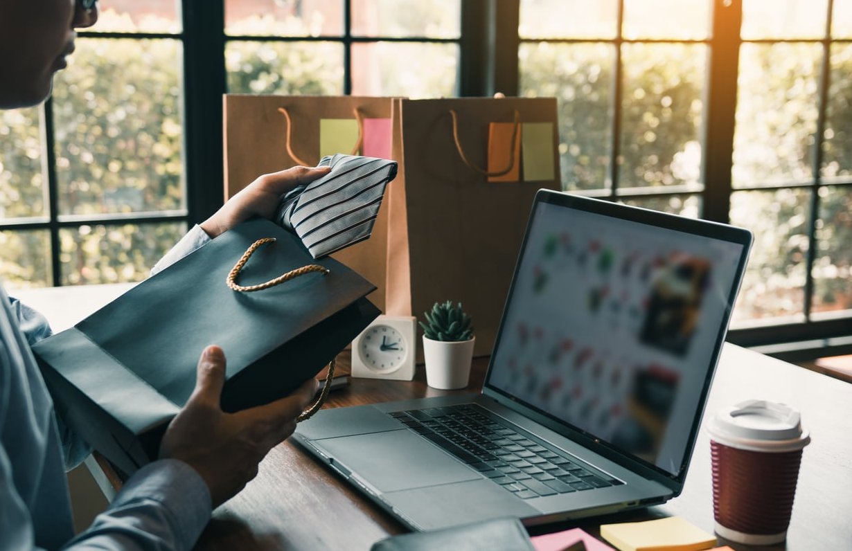 ecommerce laptop shopping cart